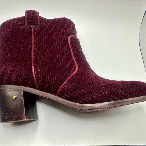 Laurence Dacade
Nikki Woven Velvet 50mm Booties Burgundy Red sz 39 - Picture 8 of 12
